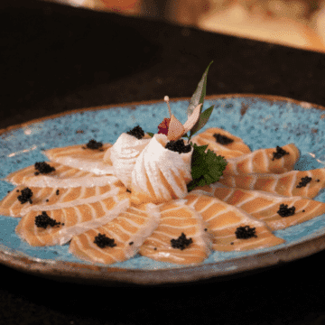 Carpaccio BellyGold — Finas Laminas de Salmão, Azeite com Trufas, Flor de Sal, Ovas de Peixe, Lascas de Ouro
