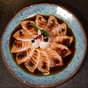 Carpaccio de Salmão — Finas Laminas de Salmão com molho ponzu