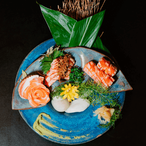 Combinado de Salmão - 15 Fatias — 5 Cortes de Salmão in natura , 5 cortes de Salmão Maçaricado com geleia de alho negro e alho poro crocante, 5 cortes de Barriga de Salmão com flor de sal e azeite com trufas