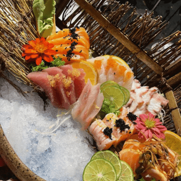 Combinado Kongo - 25 peças — Salmão, Salmão Maçaricado com Geleia de Alho Negro e Alho Poró crocante, Atum, Peixe Branco(Do Dia) e Polvo