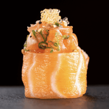 Desaforo — Sushi Tempurá envolto no Salmão, recheado com Salmão e Cebolinha por cima, Gergelim torrado e Azeite com Trufas
