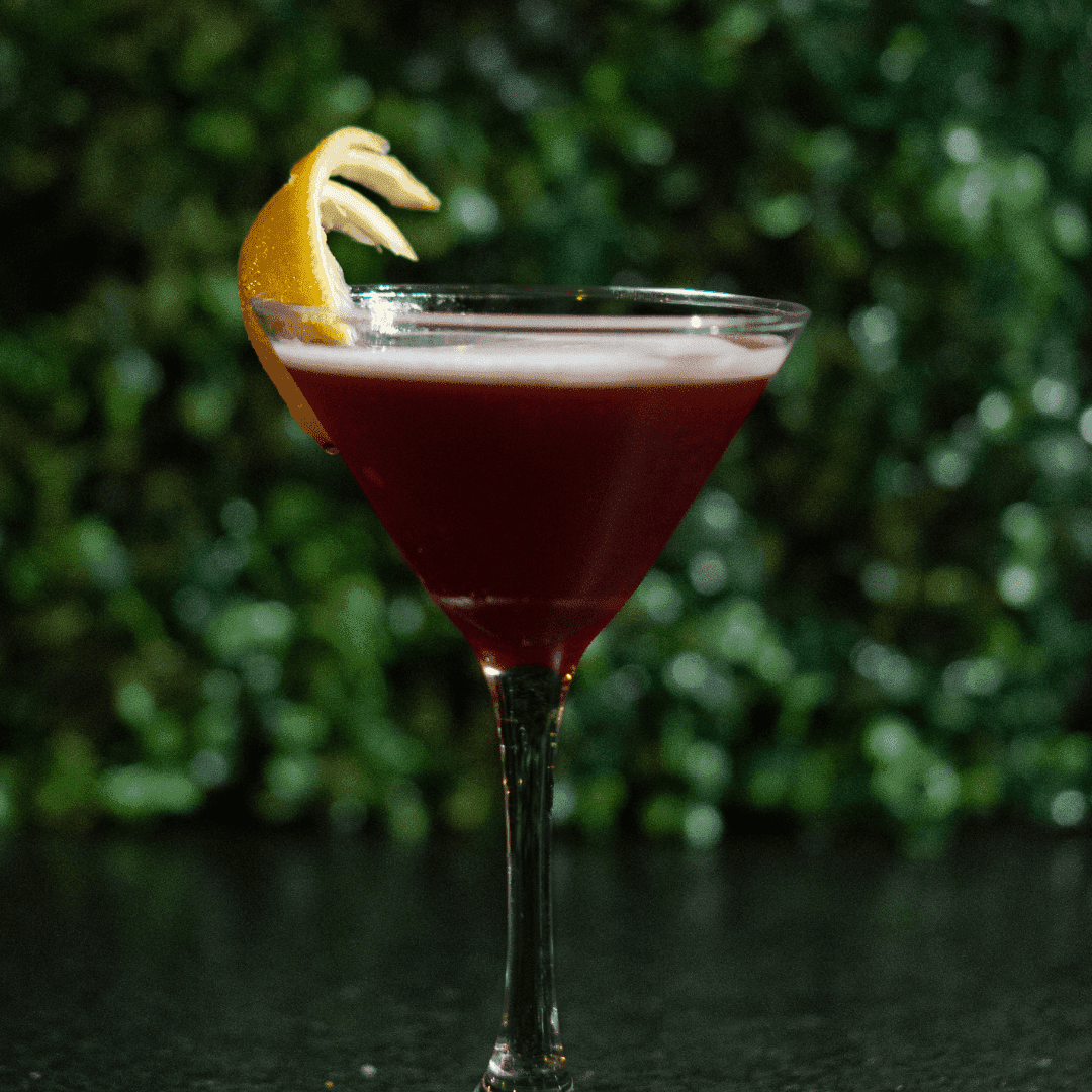 Cosmopolitam — Vodka, triple-sec, xarope de cramberry e limão siciliano