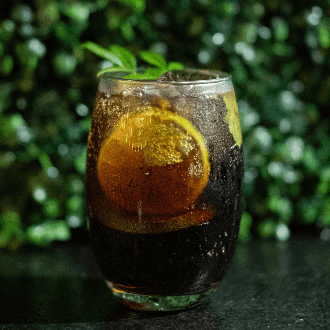 Jack & Coke — Jack Daniel's, Hortelã, Limão em Rodelas, Coca-Cola e Gelo