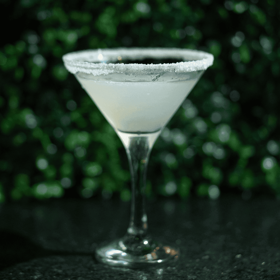 Margarita — Tequila, triple-sec, suco de limão e sal na borda