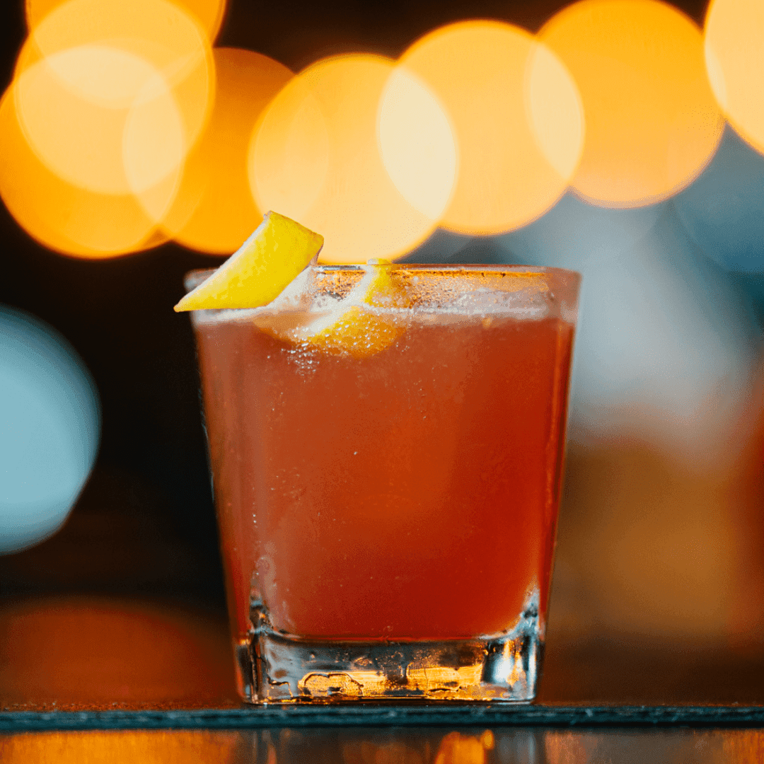 Mark Twain — Whisky, Limão siciliano, Xarope de açúcar e Angustura bitter