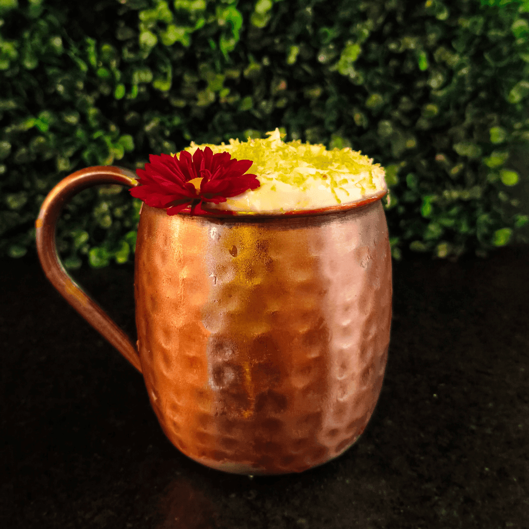 Moscow Mule — Xarope de Gengibre, Limão Espremido, Vodka, Gelo, Espuma de Gengibre