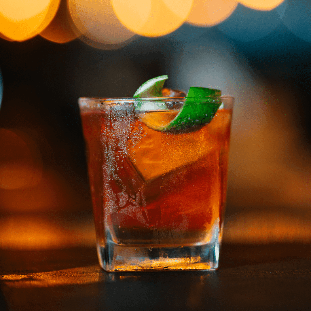 Old Fashoned — Whisky bourbon, angustura bitter, xarope de açúcar e água com gás