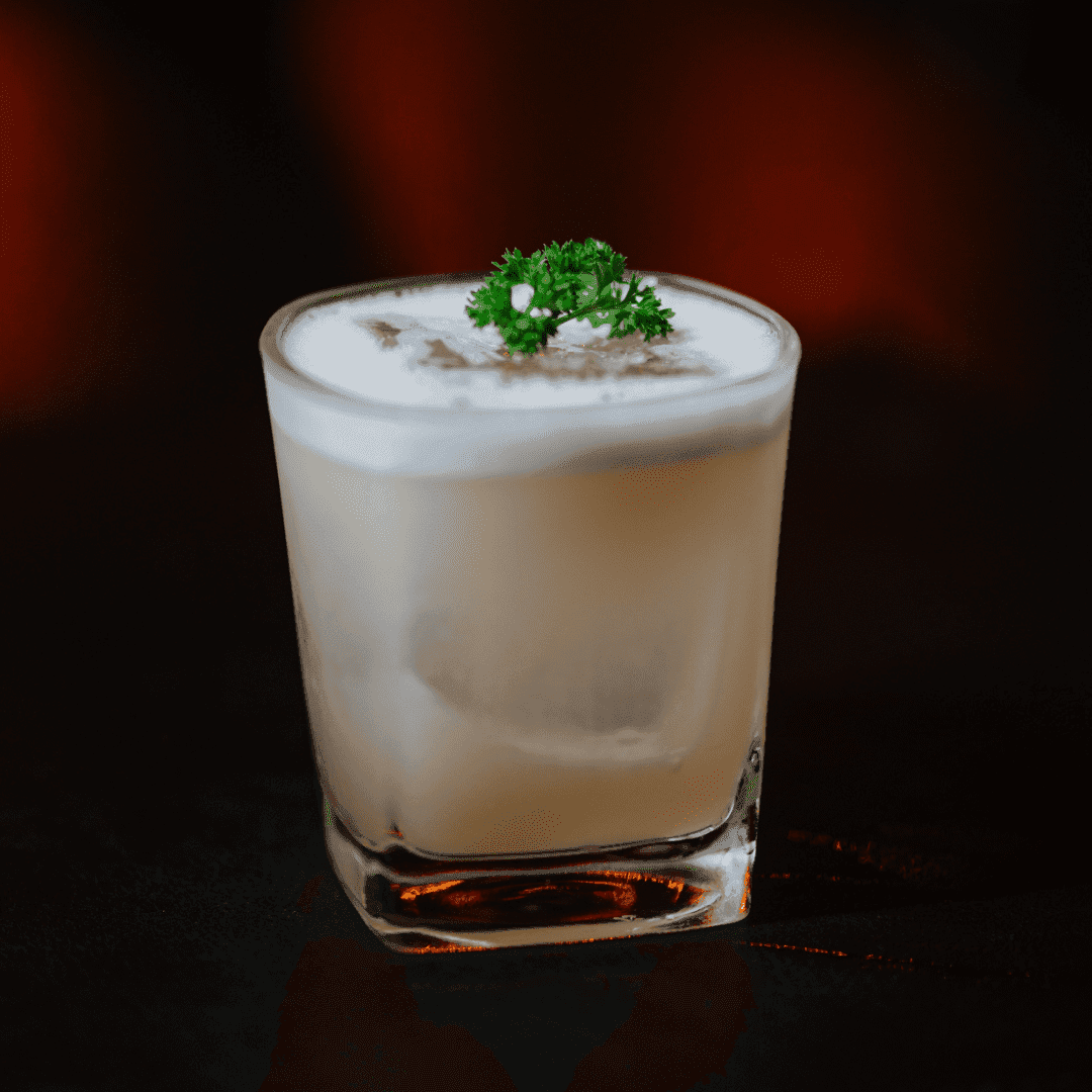 Whiskey Sour — Whisky bourbon, limão siciliano, xarope de açúcar e clara de ovo