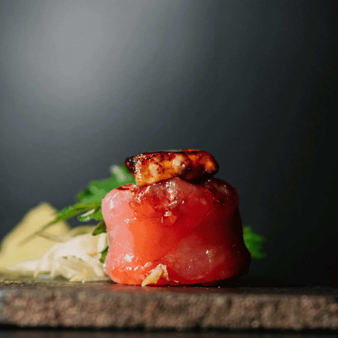 Gunkan Foie Gras Tuna — Arroz envolto no Atum, Recheado com Atum, Flor de Sal, Azeite com Trufas e Foie Gras