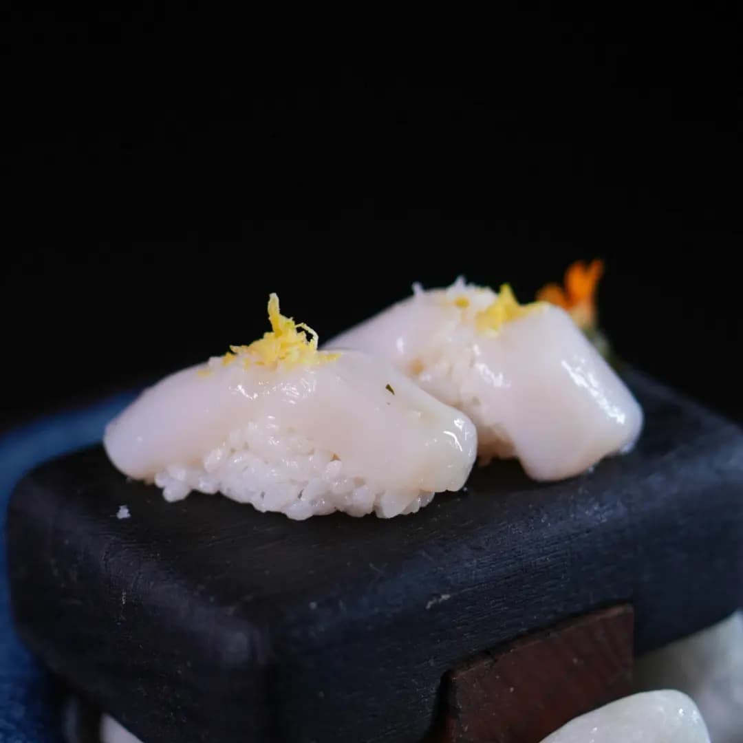 Niguiri Hotategai — Vieiras Canadenses, Flor de Sal e Azeite com Trufas