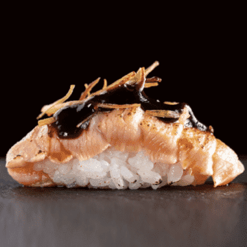 Salmão Negro — Salmão Maçaricado, Geleia de Alho Negro com Trufa, Ovas de Peixe
