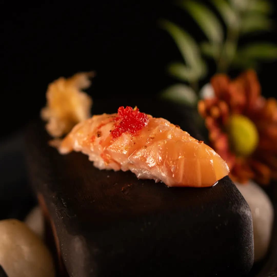 Shake Honey — Salmão Maçaricado, Mel com Trufas, Flor de Sal, Ovas de Peixe