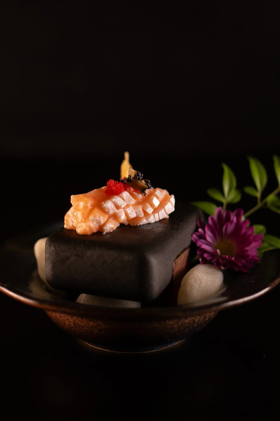 Shake Trufﬂes — Niguiri de Barriga de Salmão, Azeite com Trufas e Flor de Sal