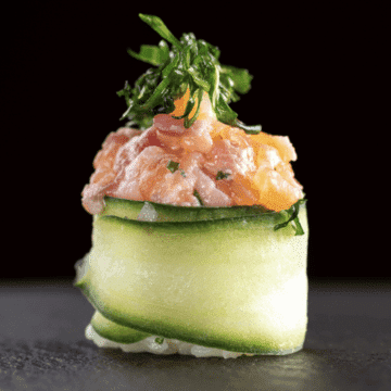 Sushiviche — Arroz envolto no Pepino Japonês Recheado com Mix de Peixes Marinados,  Amêndoa torrada e couve crocante