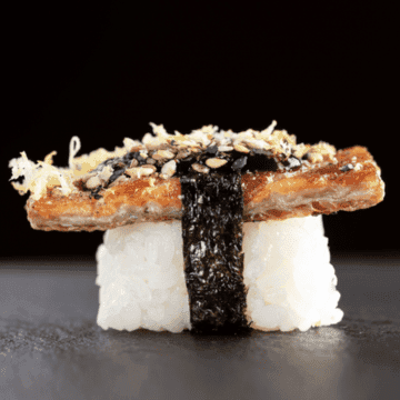 Nigiri Skin 4 Camadas — Niguiri de pele de Salmão Grelhada com Tarê, Gergelim Torrado e Raspas de Limão Siciliano