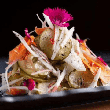 Sunomono — Pepino, Salmão e Gergelim torrado