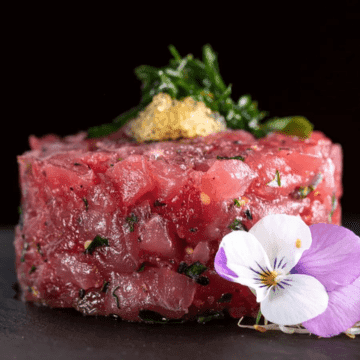 Tartar Maguro Oshi — Atum finamente cortados condimentados com trufas, ovas e especiarias