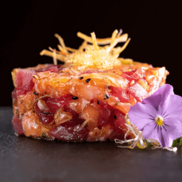 Tartar Quinta do Mar — Atum, polvo, ovas de peixe, creme de azeitona preta e batata doce crocante.