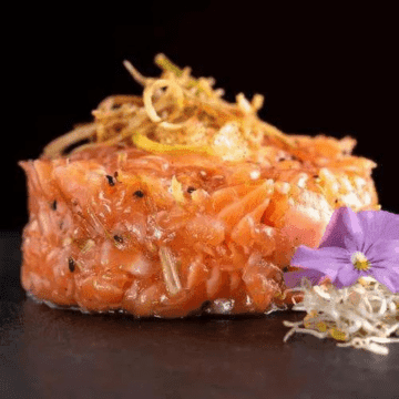 Tartar Shakeoshi — Mini cubos de Salmão condimentados com trufas, ovas e especiarias