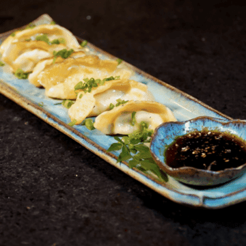 Gyosa Salmão — Pastel Japonês Cozido e Grelhado com Salmão e Nirá ao Molho Ponzu