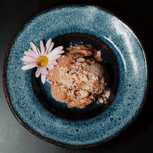 Banana Aisu — Sorvete artesanal de banana com doce de leite, com canela em pó e castanhas.