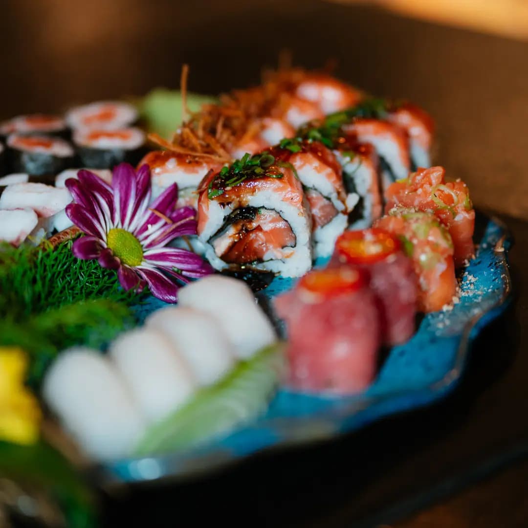 Sushis Exclusivos e Variados — Uma incrível sequência de sushis exclusivos, uramakis, niguiris e gunkamakis