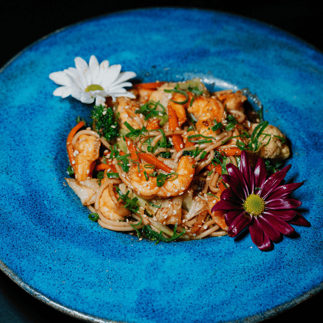 Yakisoba de Camarão — Espaguete, Camarões Grelhados e Vegetais Refogados Com Molho Shoyu e Gergelim Torrado
