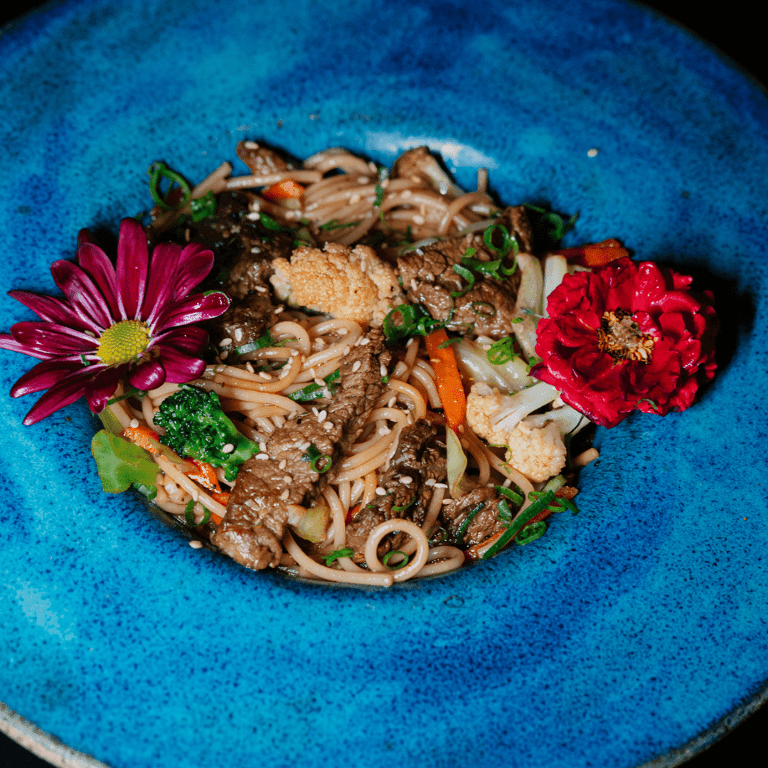 Yakisoba de Carne — Espaguete com Carne e Vegetais Refogados com Molho Shoyu e Gergelim Torrado