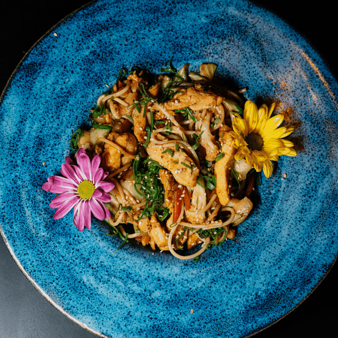 Yakisoba de Frango — Espaguete com Frango Grelhado, Vegetais Refogados com Molho Shoyu