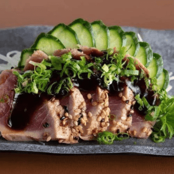 Atum Negro — 5 Fatias de Atum Selado, Molho Tarê, Cebolinha e Ovas