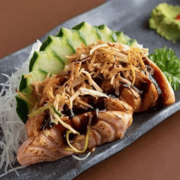 Salmão Negro — 5 Fatias de Salmão Maçaricado, Molho Tarê e Alho Poró
