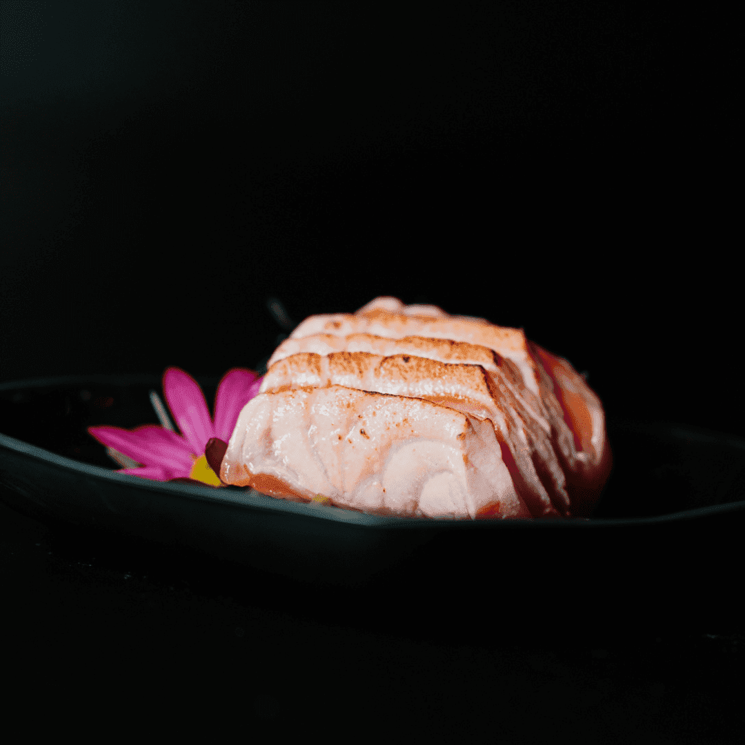 Salmão Trufado Maçaricado — Sashimi Salmão Maçaricado, Azeite com Trufas e Flor de Sal