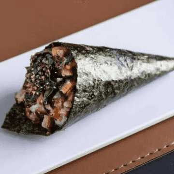 Temaki Skin 4 Camadas — Alga, Arroz, Pele de Salmão Grelhada, Tarê e Gergelim Torrado