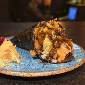 Temaki TP — Salmão, avocado, alho negro e alho poró