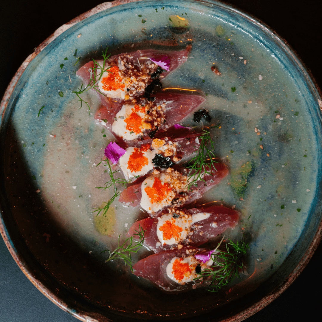Magurodito — Sashimis peruano de Atum, Leite de Tigre, Creme de Wasabi, Ovas, Azeite com trufas e flor de sal