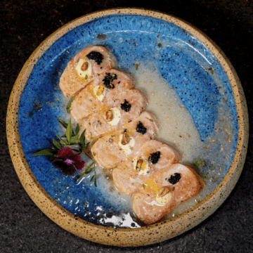 Shakedito — Salmão, Shoyu, Leite de Tigre, Creme de Wasabi, Azeite com Trufa, Ovas de Peixe e Alho Poró