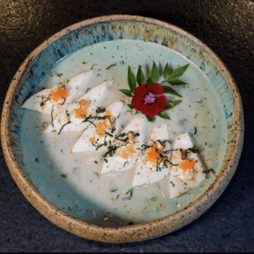 Shiromai — Peixe Branco (do Dia), Shoyu, Leite de Tigre, Azeite com Trufas, Ovas de Peixe e Pimenta Sriracha