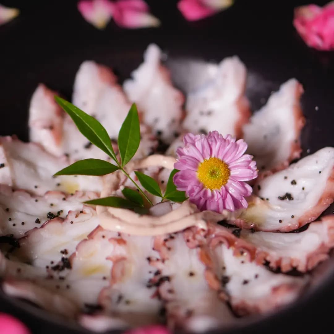 Takoshi — Polvo Cozido, Leite de Tigre, Ovas de Peixe, Creme de Azeitona Preta, Azeite com trufas, Creme de Wasabi, Shoyu e Crispy de couve