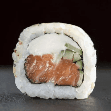 Uramaki Alaska — Salmão, pepino, Cream cheese, Gergelim torrado