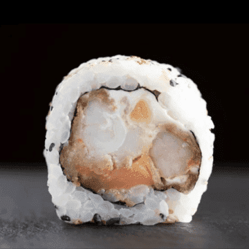 Uramaki Ebiten — Arroz por fora, Alga Nori, Camarão Empanado, Salmão e Cream Cheese