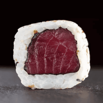 Uramaki Maguro — Atum enrolado por Alga Nori e Arroz