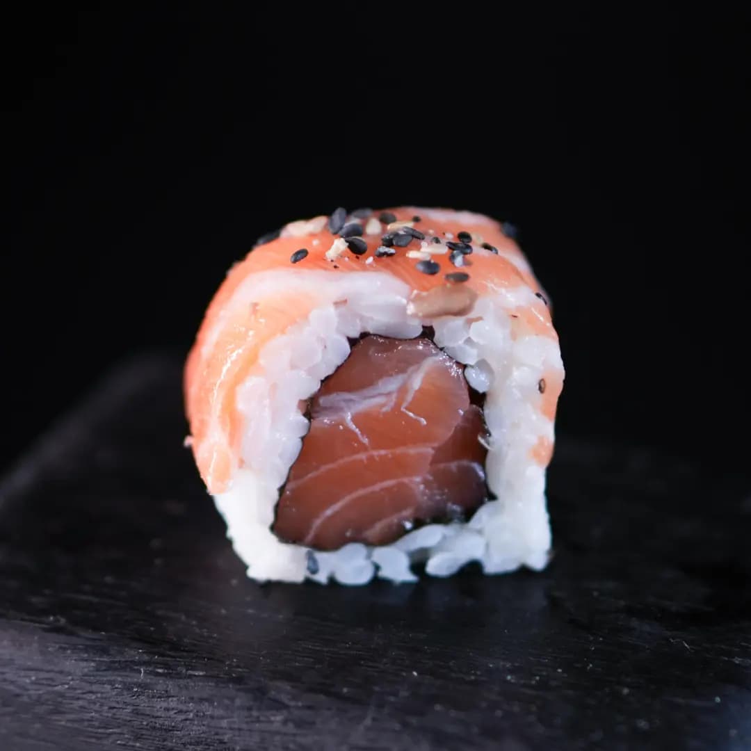 Uramaki Shake — Arroz por fora, Alga Nori e Salmão