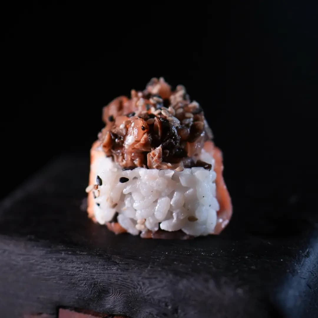 Uramaki Shaketake — Arroz por fora, Alga Nori, Salmão e Cogumelo Shitake