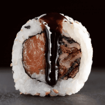 Uramaki Skin — Arroz por fora, Alga Nori, Salmão e pele de Salmão quatro camadas, Molho Tare, Raspas de Limão Siciliano