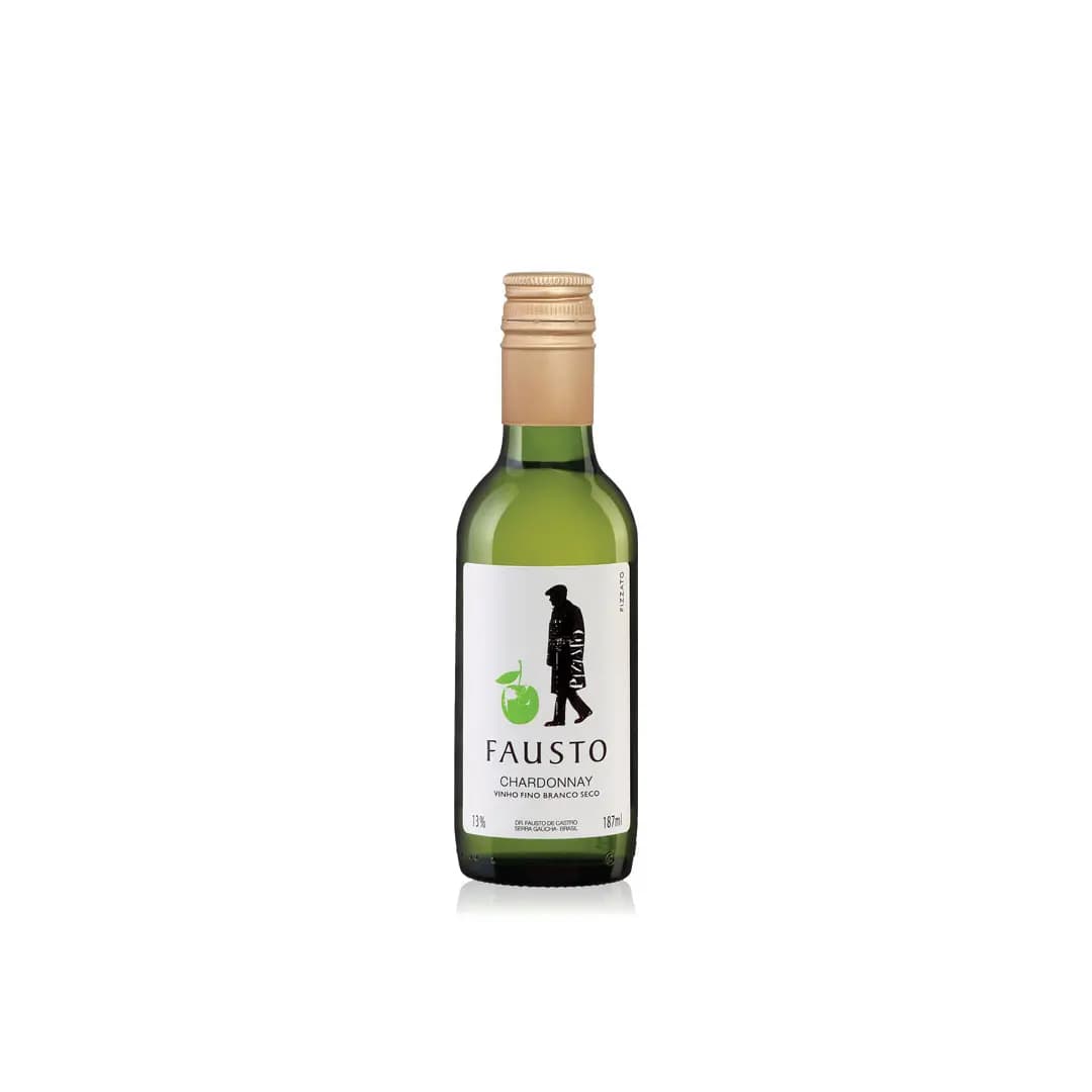 Fausto Chardonnay (187ml) — O Mini Vinho Fausto Chardonnay (branco seco) da Vinícola Pizzato é elaborado na região da Serra Gaúcha, a partir da uva Chardonnay. Apresenta tonalidade amarelo palha brilhante com reflexos esverdeados. Seu aroma é marcado por notas de pera, abacaxi, flores, toque mineral e maçã.