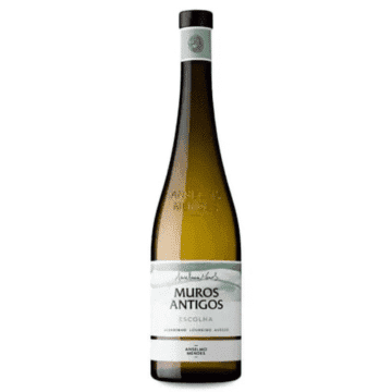 Muros Antigos Escolha - Anselmo Mendes — Uvas: Loureiro, Avesso e Alvarinho. Intenso perfume cítrico no olfato, pêssegos frescos e algumas nuanças florais. Cheio de elegância e equilíbrio, com instigante mineralidade.