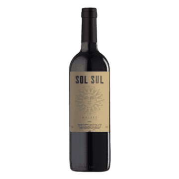 Sol Sul Malbec — Coloração rubi intensa com halo violáceo. Aroma de frutas negras e vermelhas maduras, como cerejas e ameixas, e uma nota floral. Em boca, é um vinho muito agradável, sedoso e macio