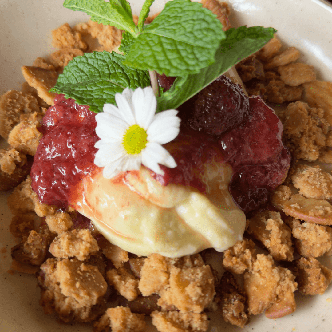 Semifreddo de Batata Doce — Creme de Batata Doce com Calda de Morango e Crumble de Biscoito